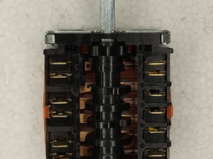 050046